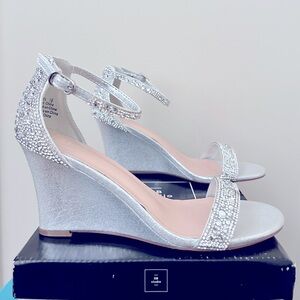 David’ Bridal Silver Rhinestone Shoes